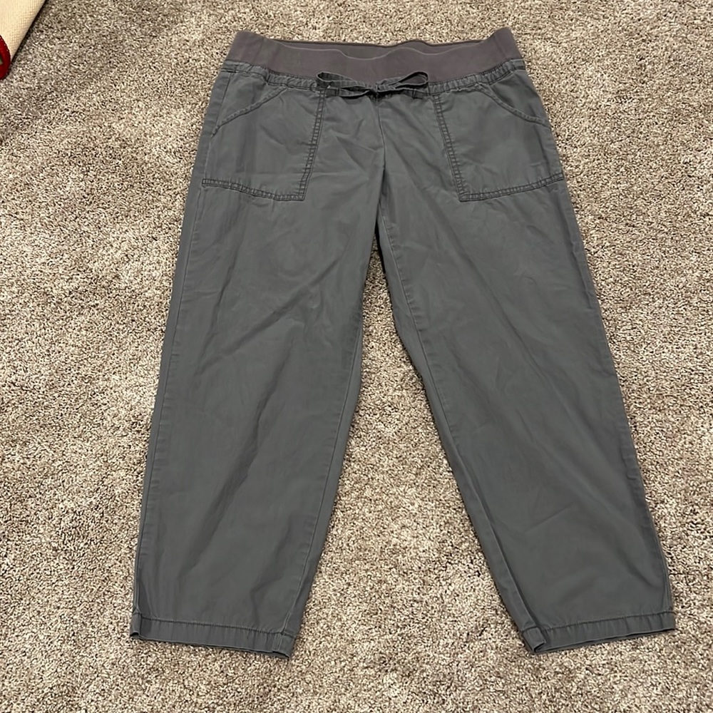 New York & Company stretch waist capri length pant Grey Size Small